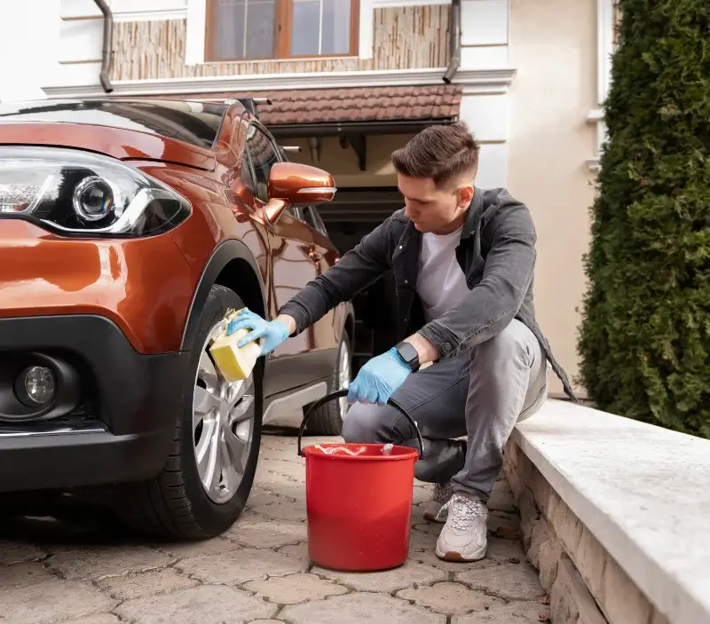 Lavage auto à domicile Valgorge : professionnel intervenant sur un véhicule
